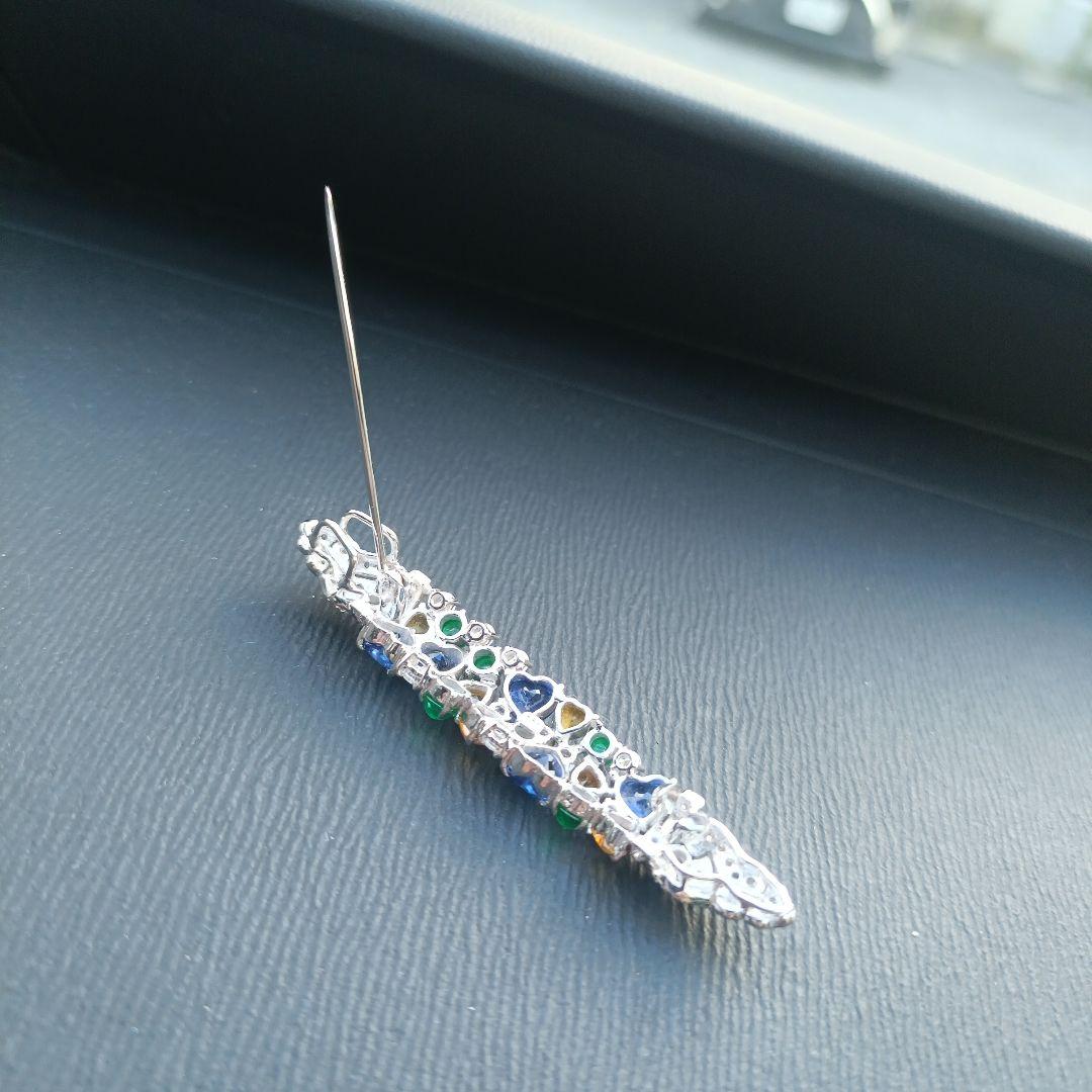 カラフルストーンの装飾ブローチ