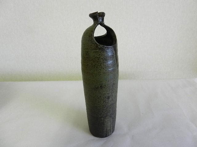 黒田光楽窯　「黒田光楽（耕三朗）」作　萬古焼花入（約高２６㌢、口４㌢、胴７㌢）