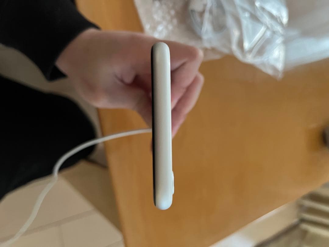 iPhone SE2 ホワイト 128GB iOS18 SIMフリー 100%