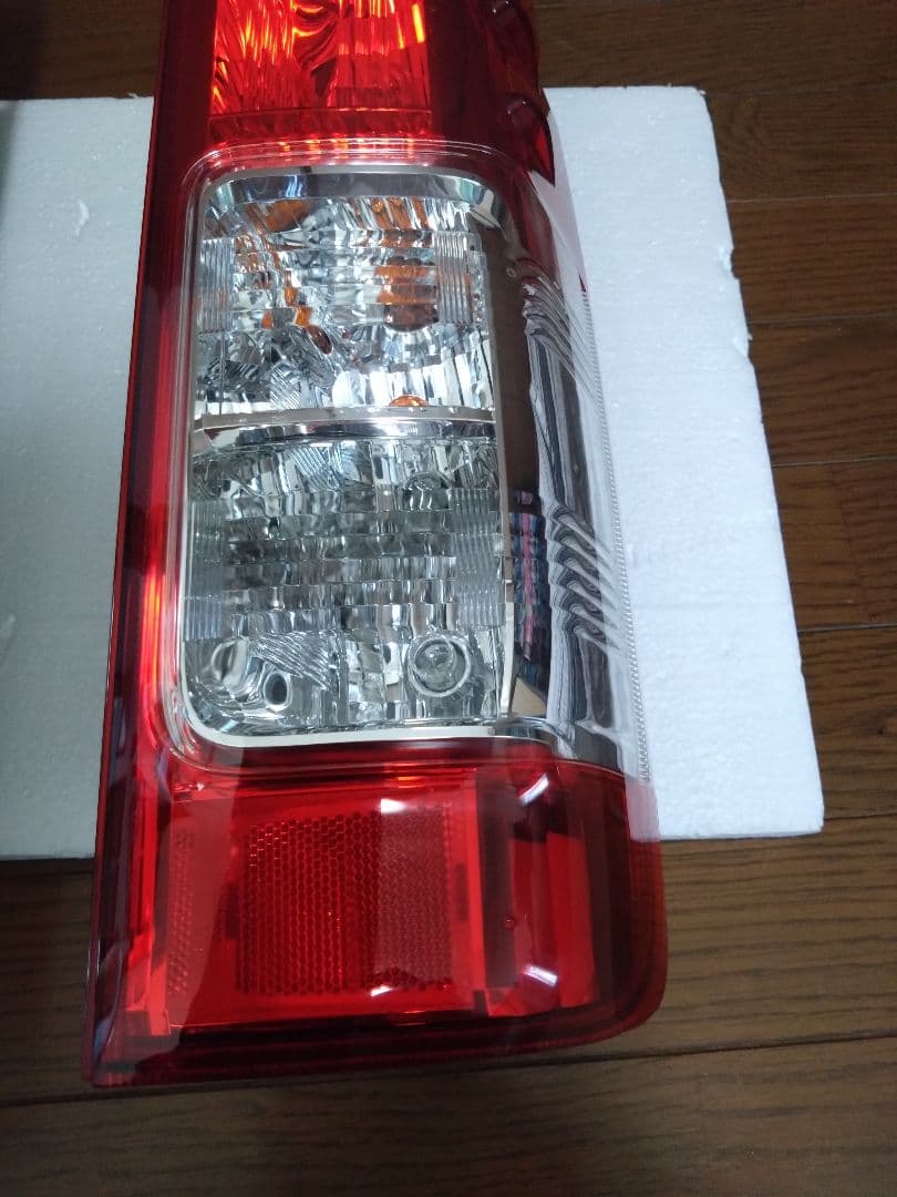 トヨタ　ハイエース　純正　テールランプ