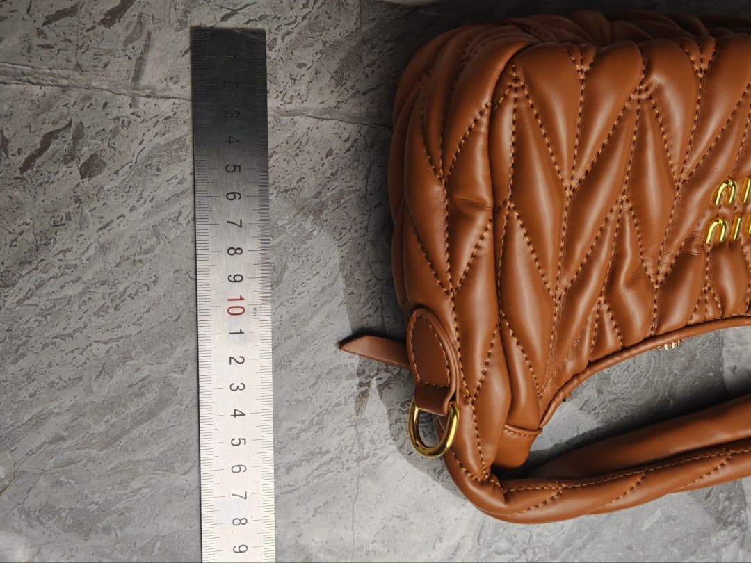 MIUMIU ブラウン レザーギャザーバッグ ロゴ入り 美品