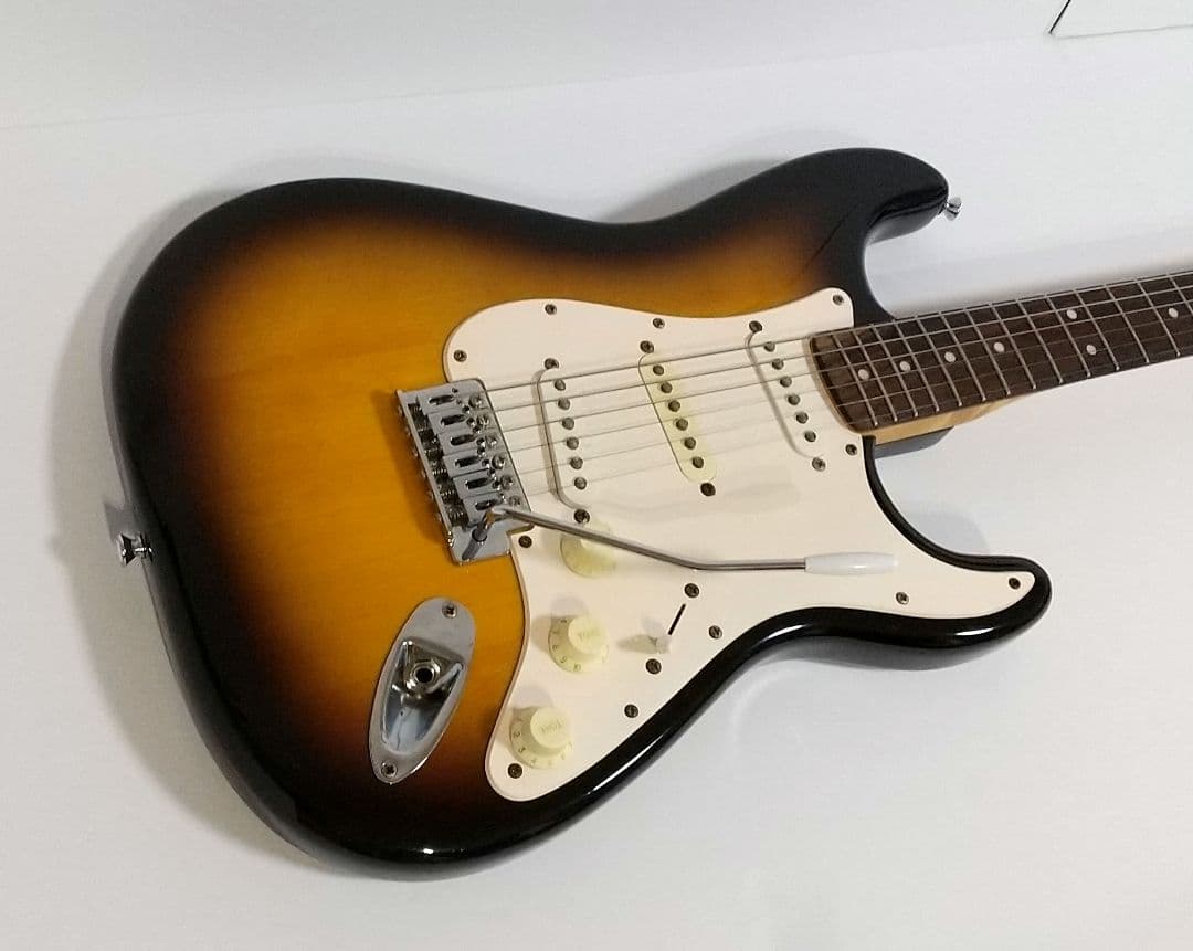 Squier サンバースト ストラトキャスター エレキギター