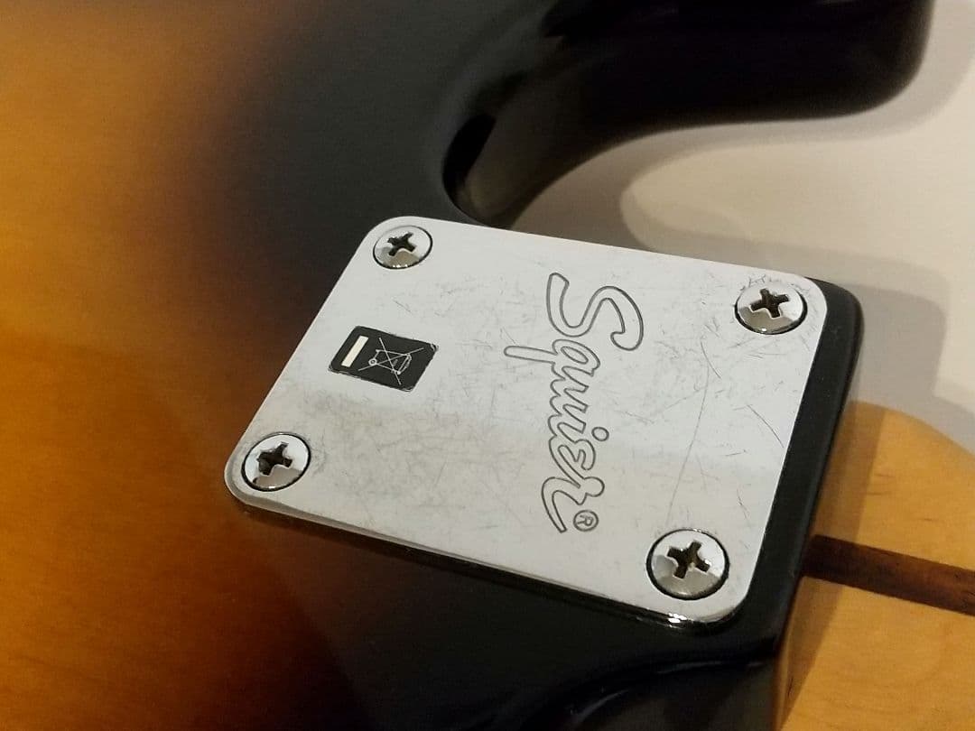 Squier サンバースト ストラトキャスター エレキギター
