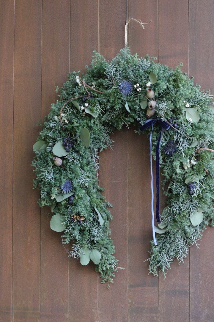ボリューミーなクレッセントのクリスマスリース。日常使いにも。