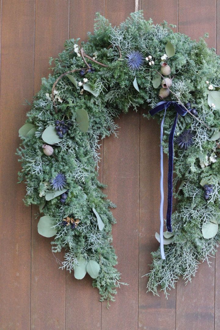 ボリューミーなクレッセントのクリスマスリース。日常使いにも。