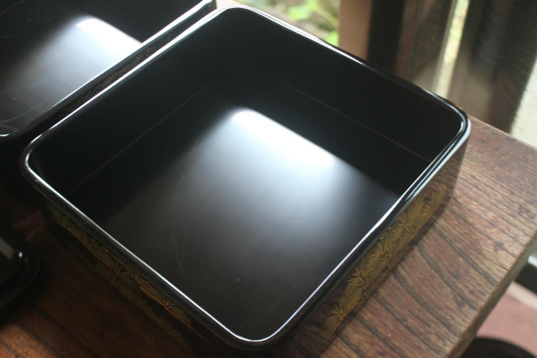 デッドストック！上質黒漆に極上松沈金の映える輪島塗の屠蘇器重箱揃い（検お重