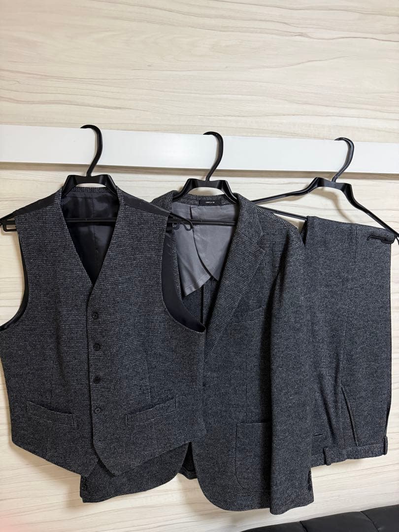 コムサイズム　ダークグレー スリーピーススーツ　テクスチャー