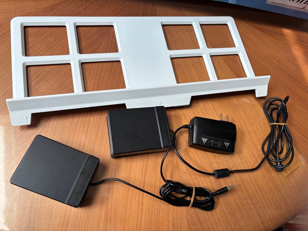 CASIO LK-515 ホワイトキーボード　台付き