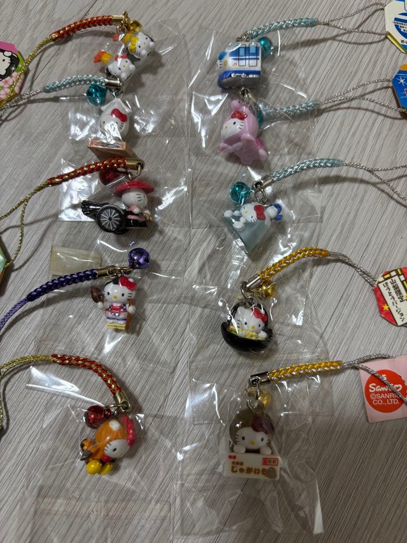 ご当地キティ 値付けまとめ売り ストラップ 、チャームセット 100個 値下げ中