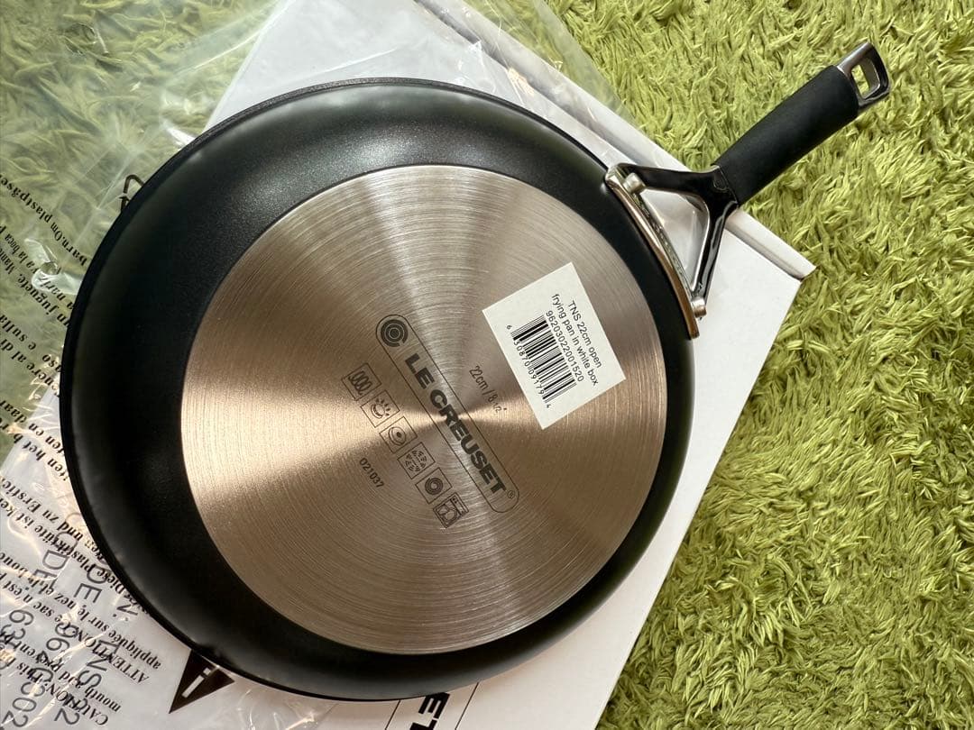 〔新品未使用〕LE CREUSET TNS 22 cm シャローフライパン ーゼ