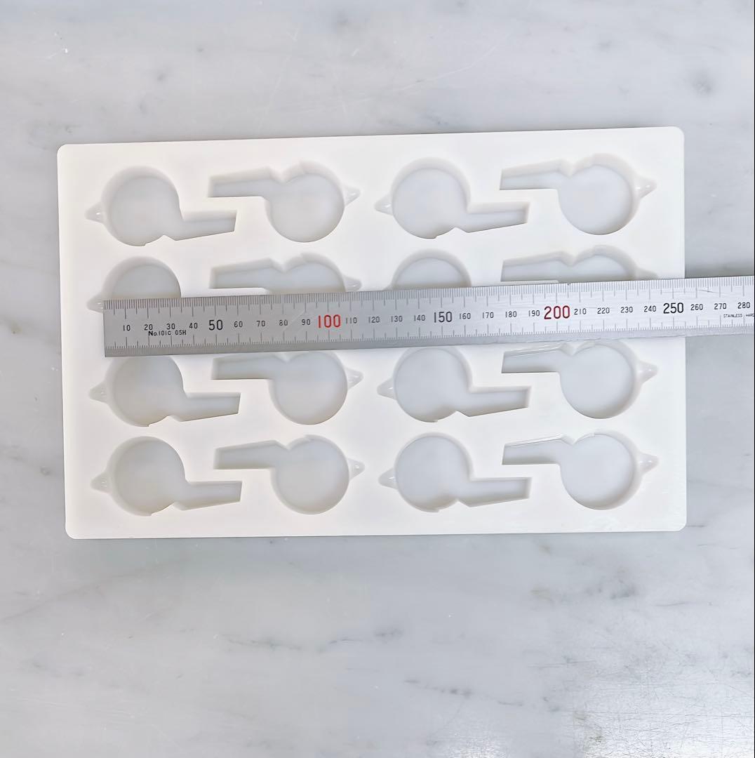 サッカーボールと笛のチョコレートモルド