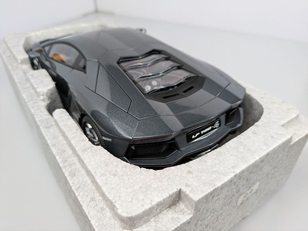 1/18 ミニカー オートアート ランボルギーニ アヴェンタドール LP700