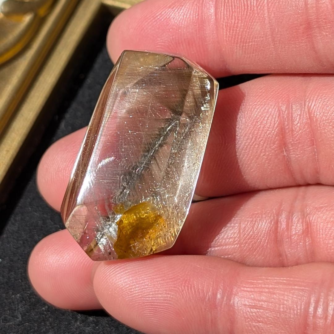 プラチナルチル 六角形カット オーロラ入ブルッカイト 奇跡の結晶 経営者のお守り