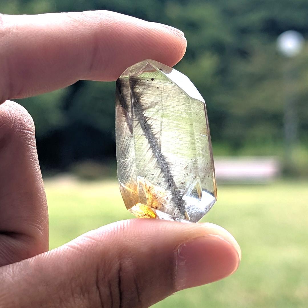 プラチナルチル 六角形カット オーロラ入ブルッカイト 奇跡の結晶 経営者のお守り