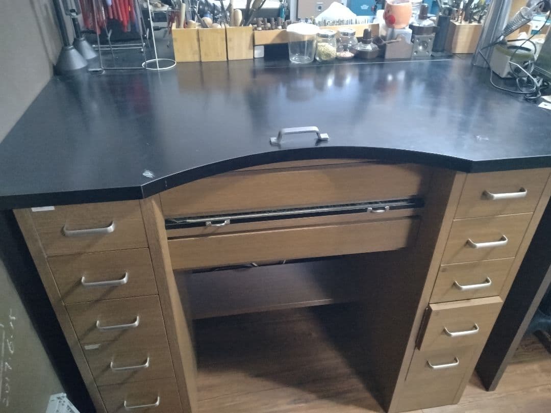 中古　スリーティー彫金デスク　両袖　ウォルナットカラー