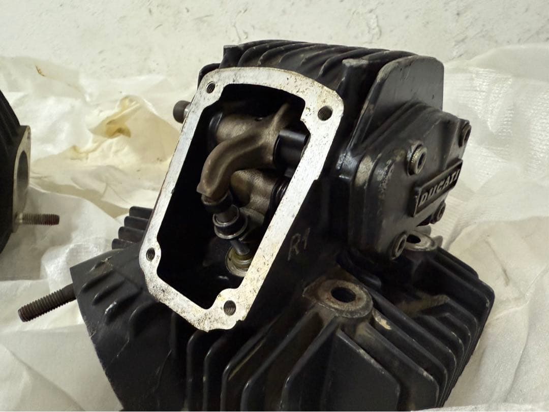 ドゥカティ900ss シリンダーヘッド