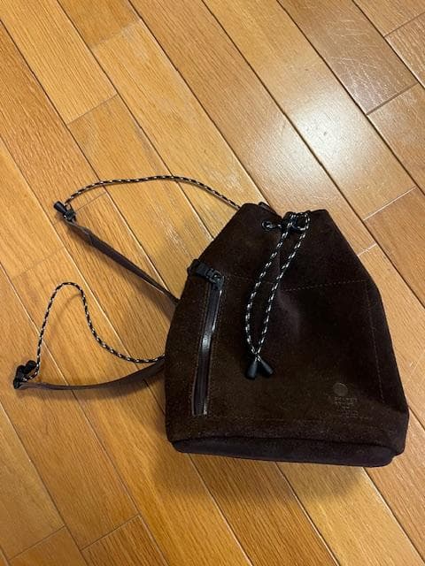 アッソブ ウォータープルーフ スエード ドローストリングバッグ ASSOV