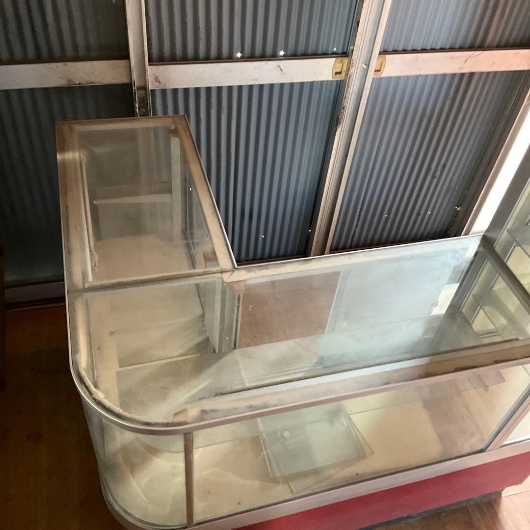 昭和家具　タバコ屋さんのガラスコーナーカウンター　赤と白のショーケース