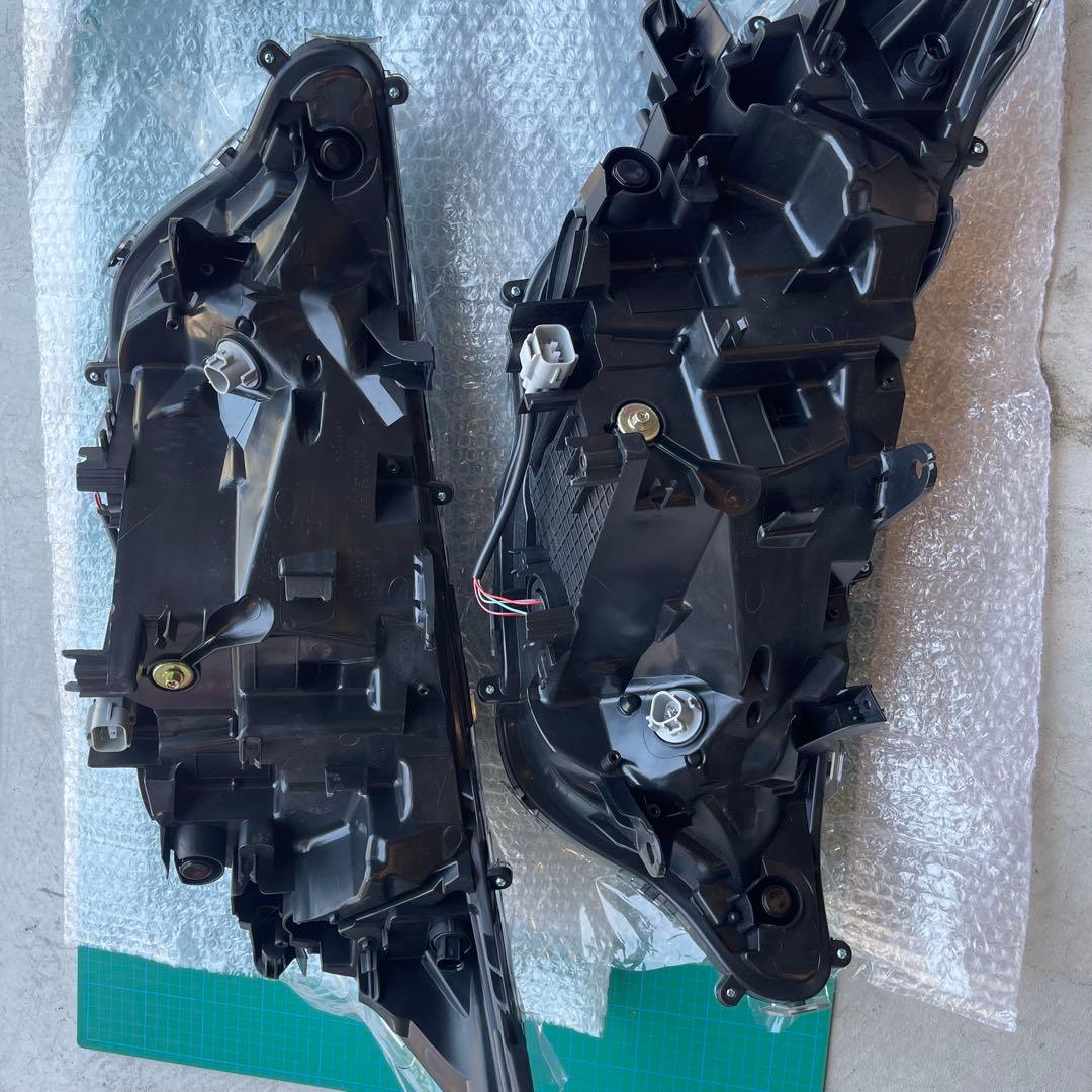 未使用　RAV4 50系US ヘッドライト左右