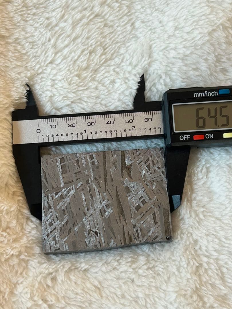 アルタイ鉄隕石。美しい長方形。約250.83g