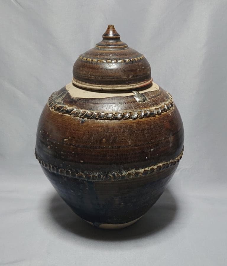 タイ　サンカンペン窯　蓋付き　褐釉壷　15～16世紀　27.2cm