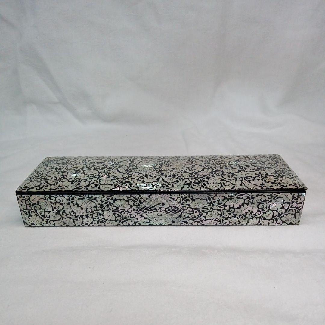 韓国螺鈿　らでんの長箱　内側には鮑貝　双鶴唐草文様　木製黒漆塗り　落款有　新品
