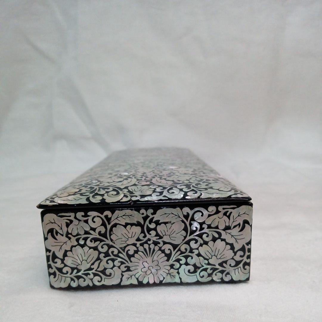 韓国螺鈿　らでんの長箱　内側には鮑貝　双鶴唐草文様　木製黒漆塗り　落款有　新品