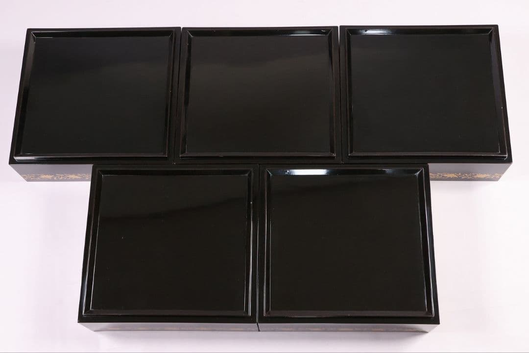 【MB208】輪島塗 家紋金蒔絵 五段重箱 台付 剣片喰花唐草 黒塗梨地 天然木