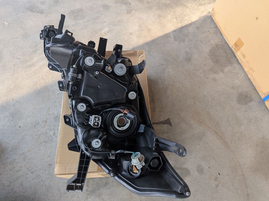 ランドクルーザープラド　150系　純正LED右ヘッドライト