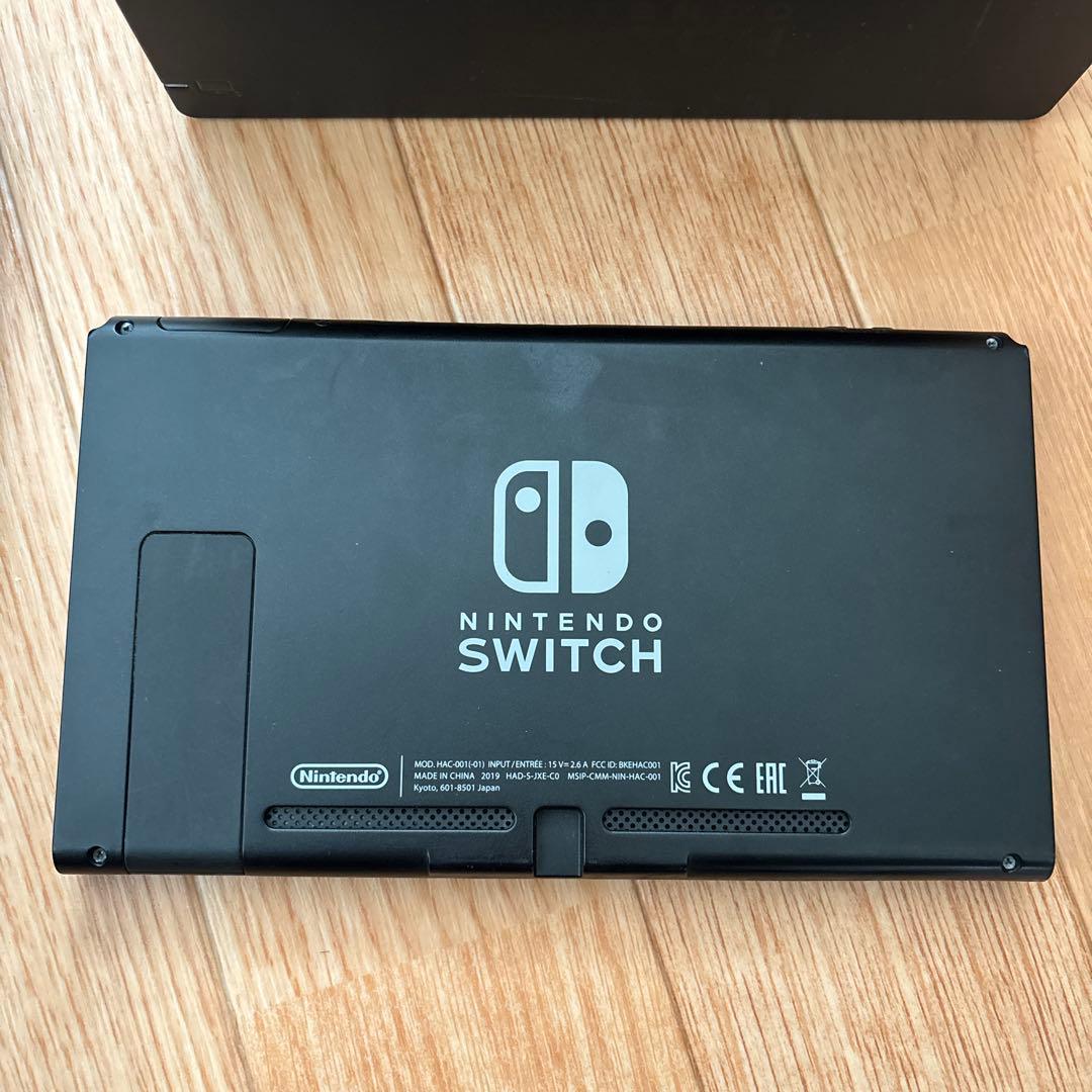 任天堂スイッチ　Switch 本体と付属品　2019年製