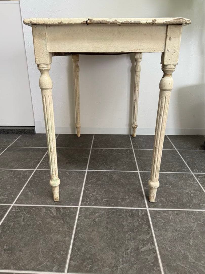 フランスアンティーク　シャビーシックなペイントの木製テーブル