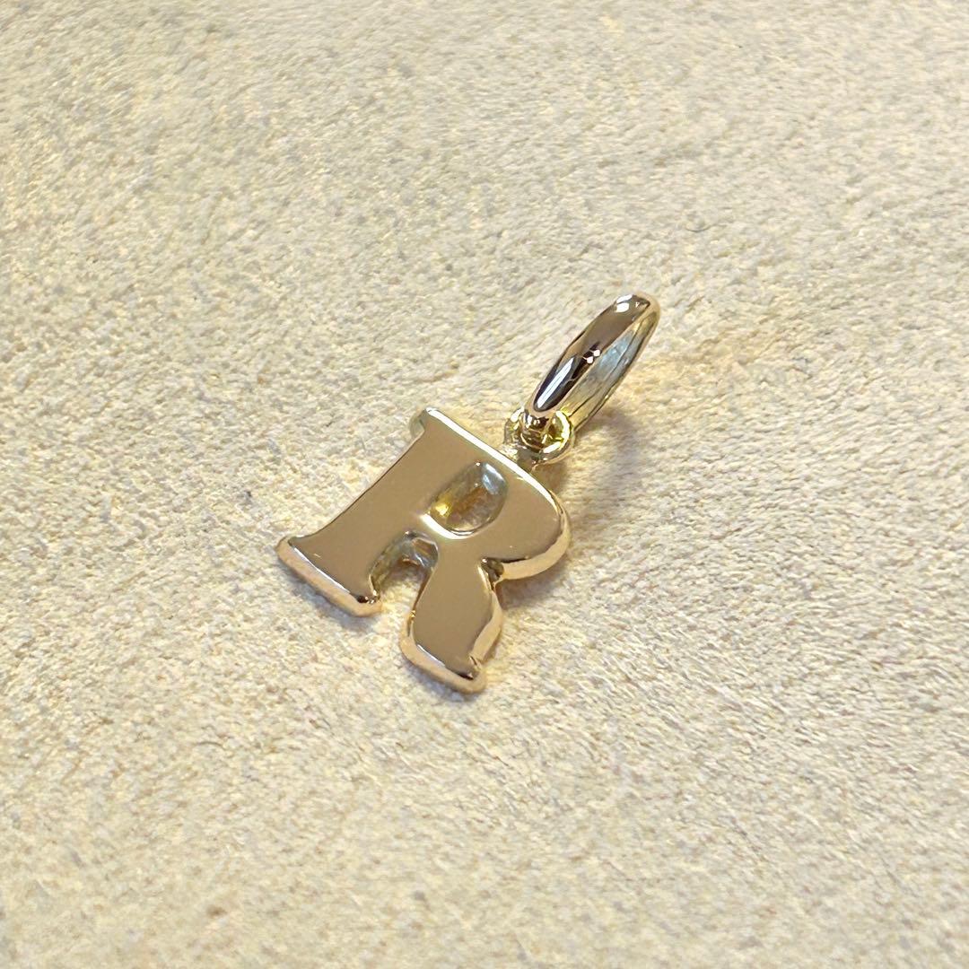 新品 未使用 K18YG イニシャル アルファベット ペンダント トップ R
