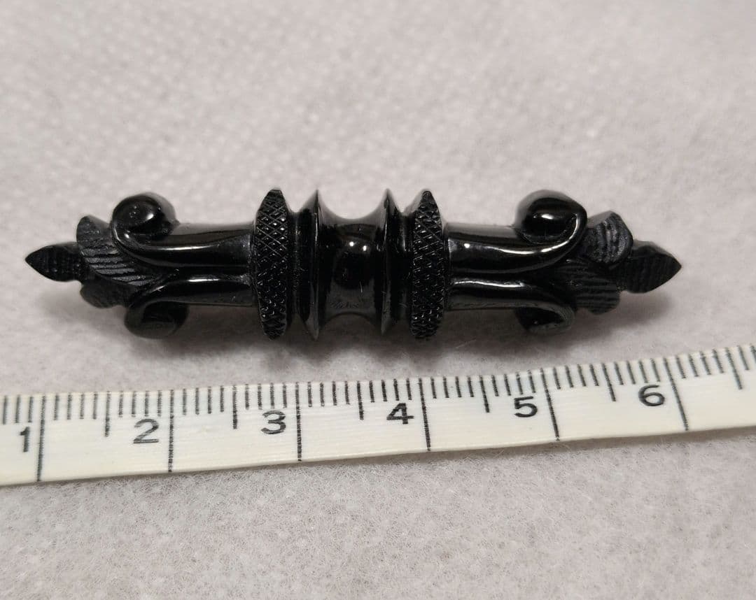 ヴィクトリアン　アンティーク　ウィットビー　ジェット　ブローチ