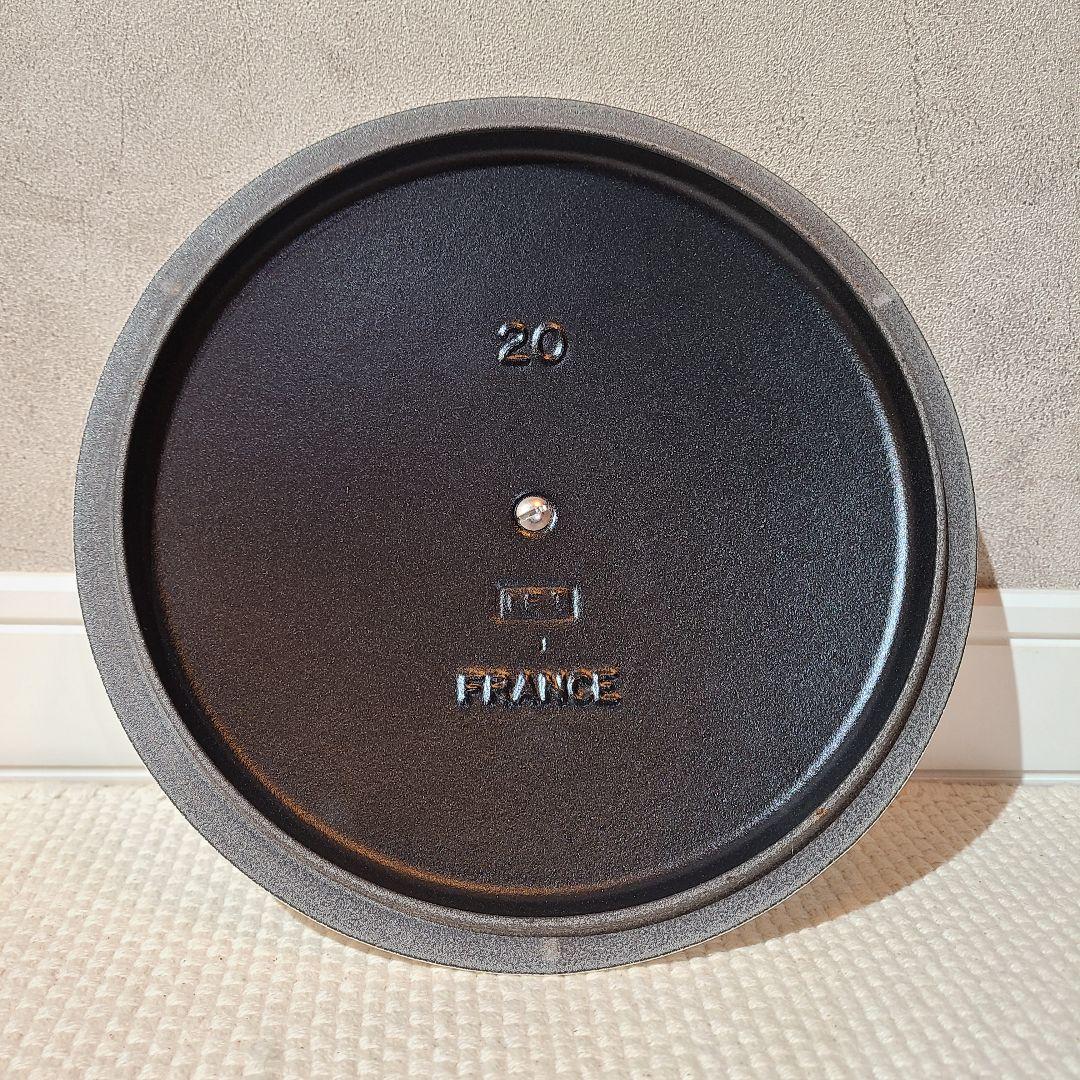 ルクルーゼ　ココットロンド　20cm　レースレリーフ　コットン 　カッパーツマミ