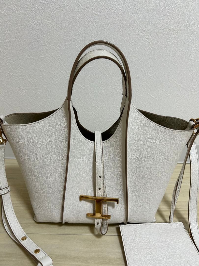 人気色 ホワイト　Tタイムレス　レザーショッピングバッグミニ　トッズ　Tod’s
