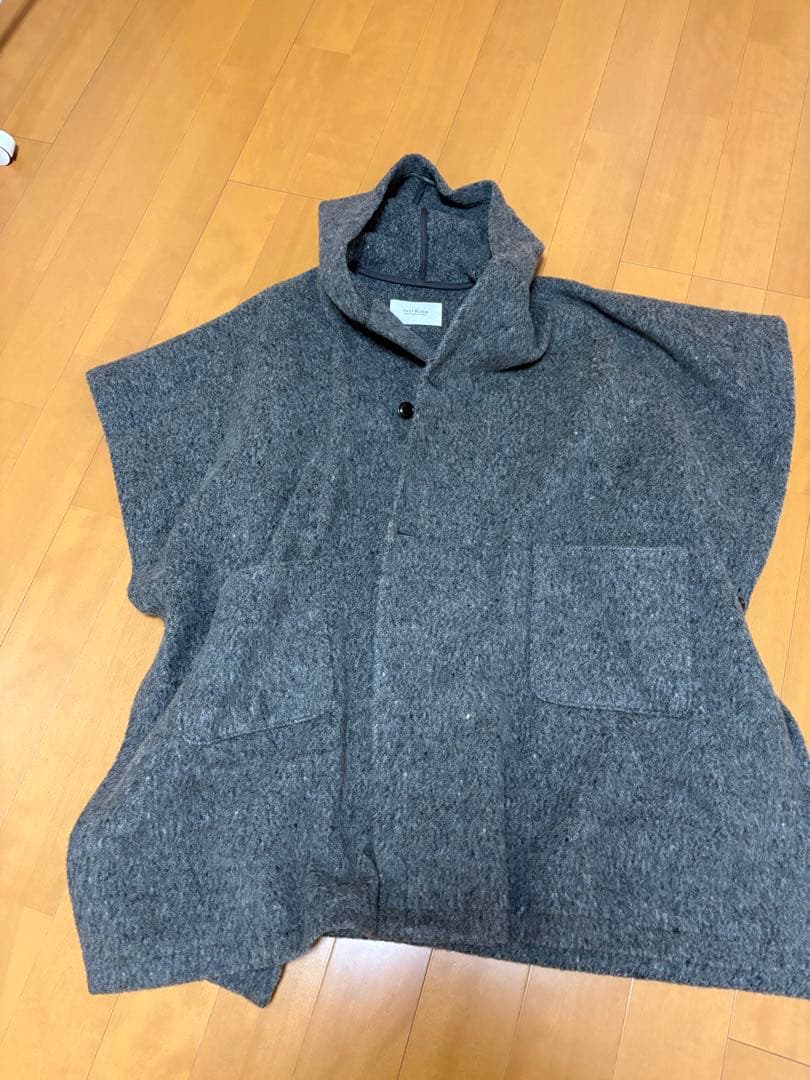 ネストローブ　フード付きウールポンチョ