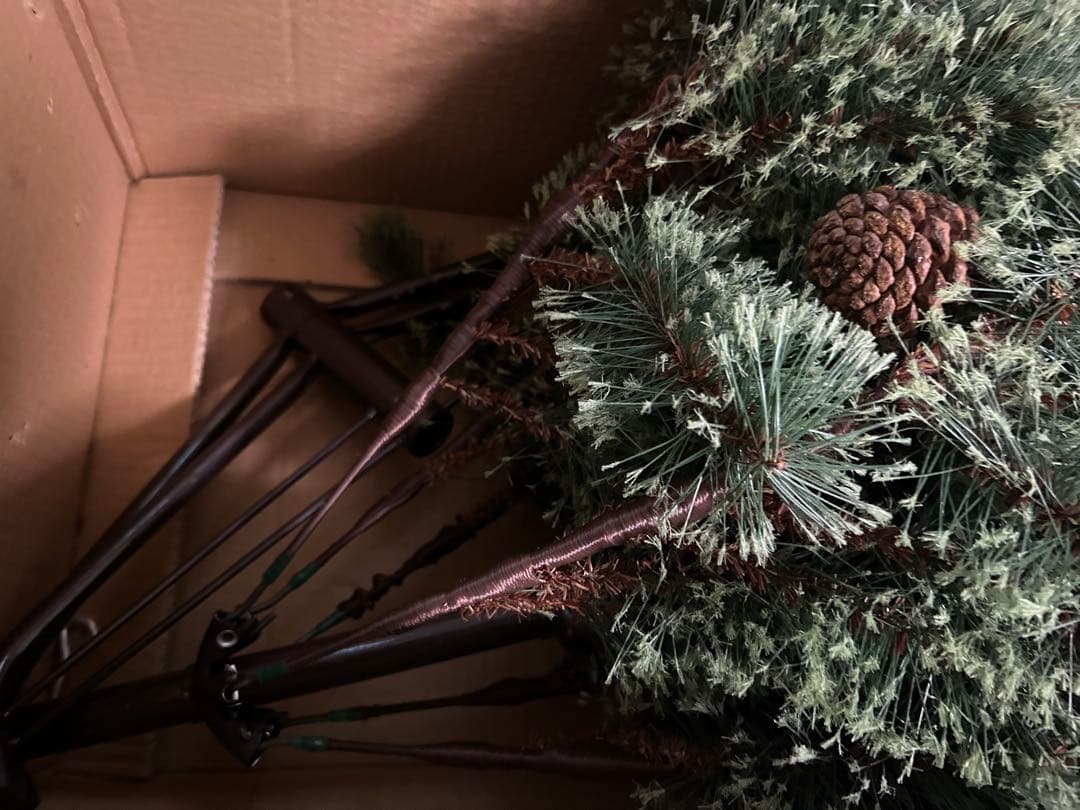 さやさま専用　180cm リアルクリスマスツリー 松ぼっくり付き