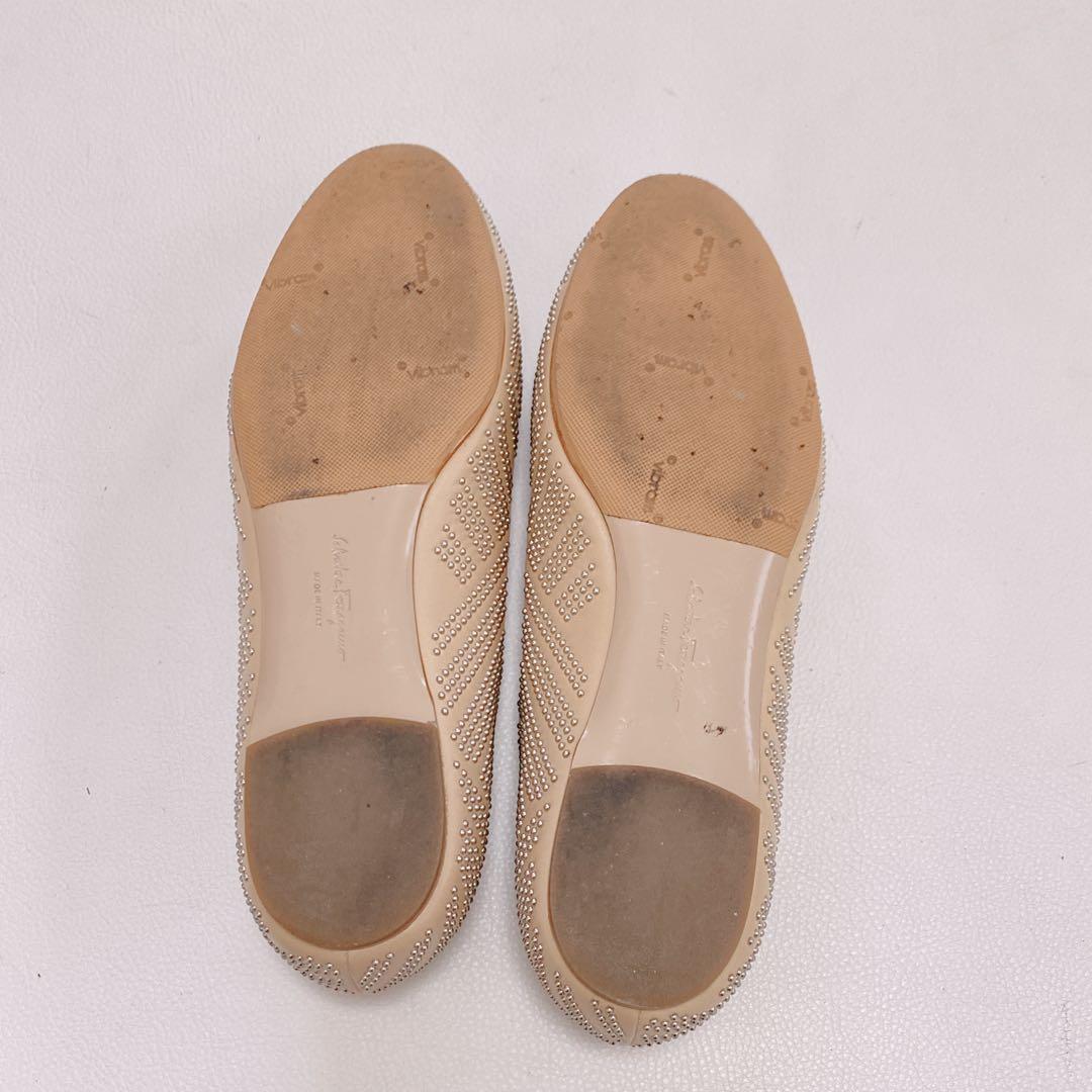 フェラガモ ヴァラリボン スタッズ フラットシューズ パンプス ピンクベージュ