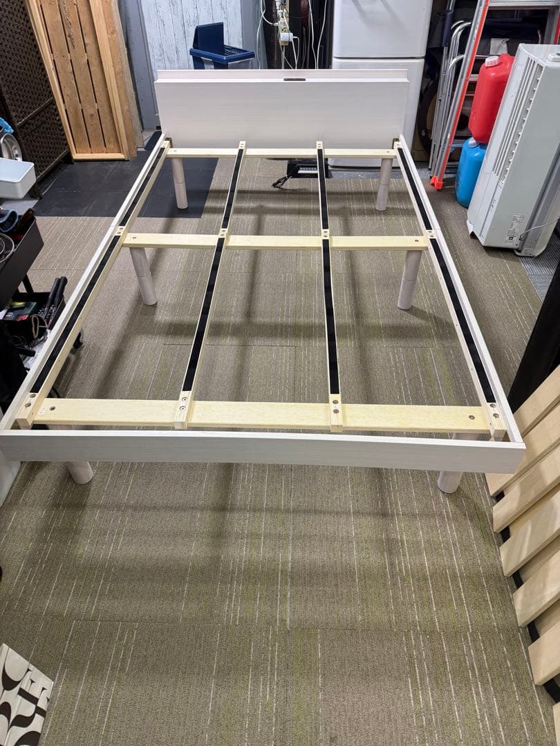 【美品】アイリス　セミダブルサイズ　ベッドフレーム　棚付コンセント付き　ホワイト