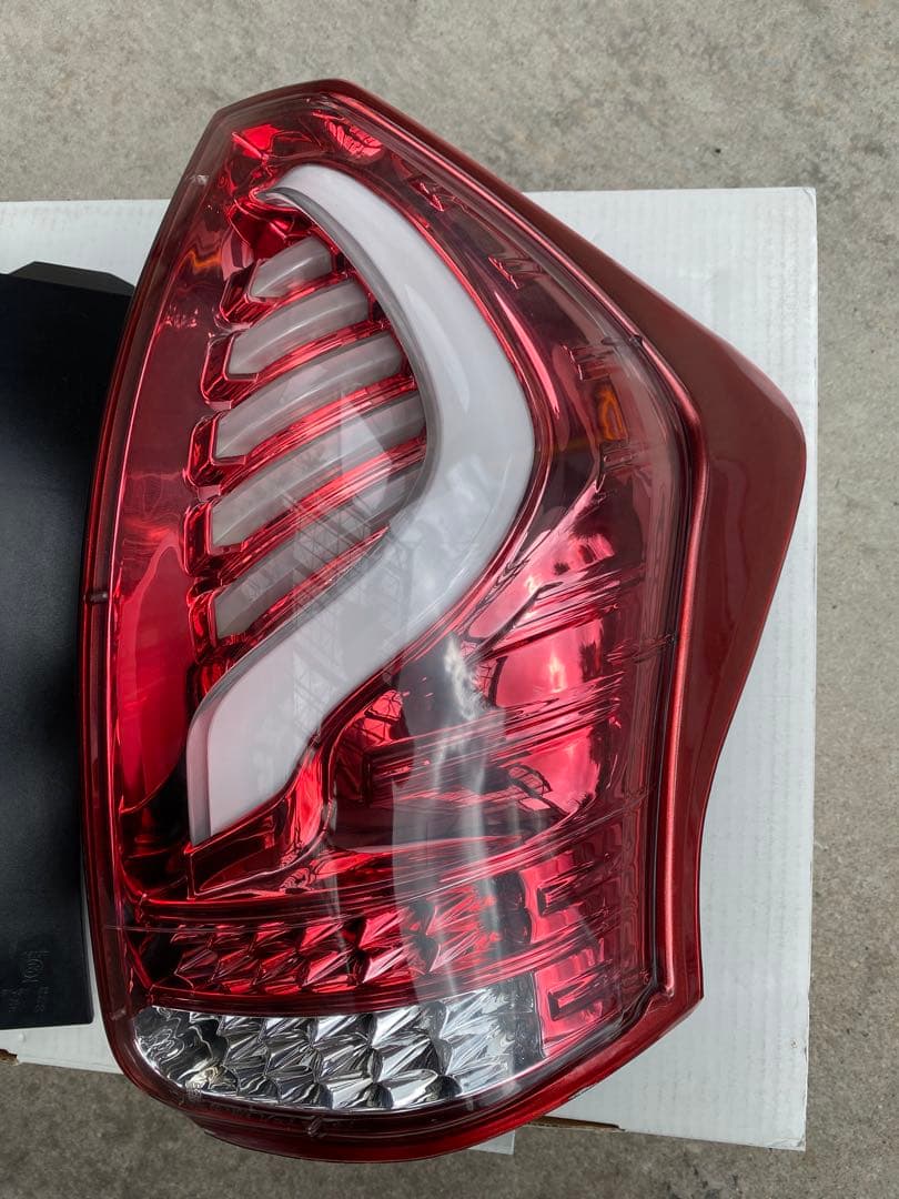 プリウスαヴァレンティテールランプ