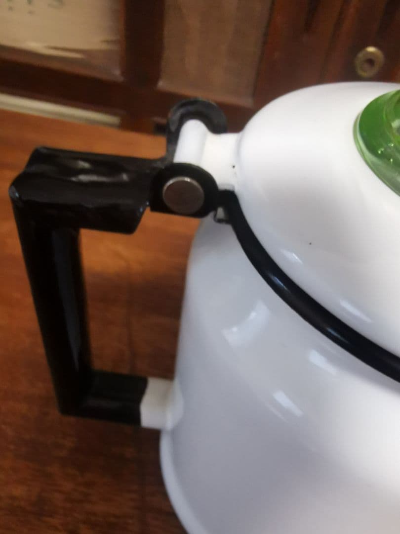 アンティーク ホワイトエナメルケトル ブラックリム グリーンガラス撮