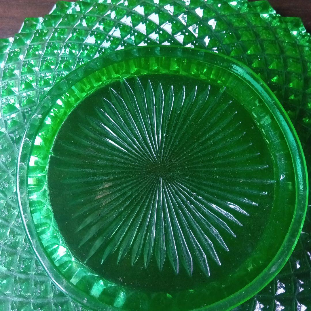緑色のガラス皿 放射状模様