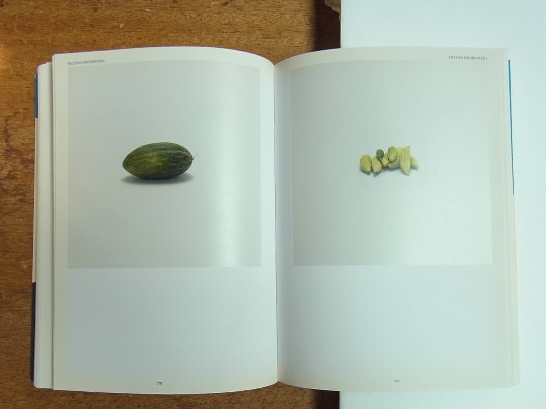 Taryn Simon Contraband／2010年初版 タリン・サイモン