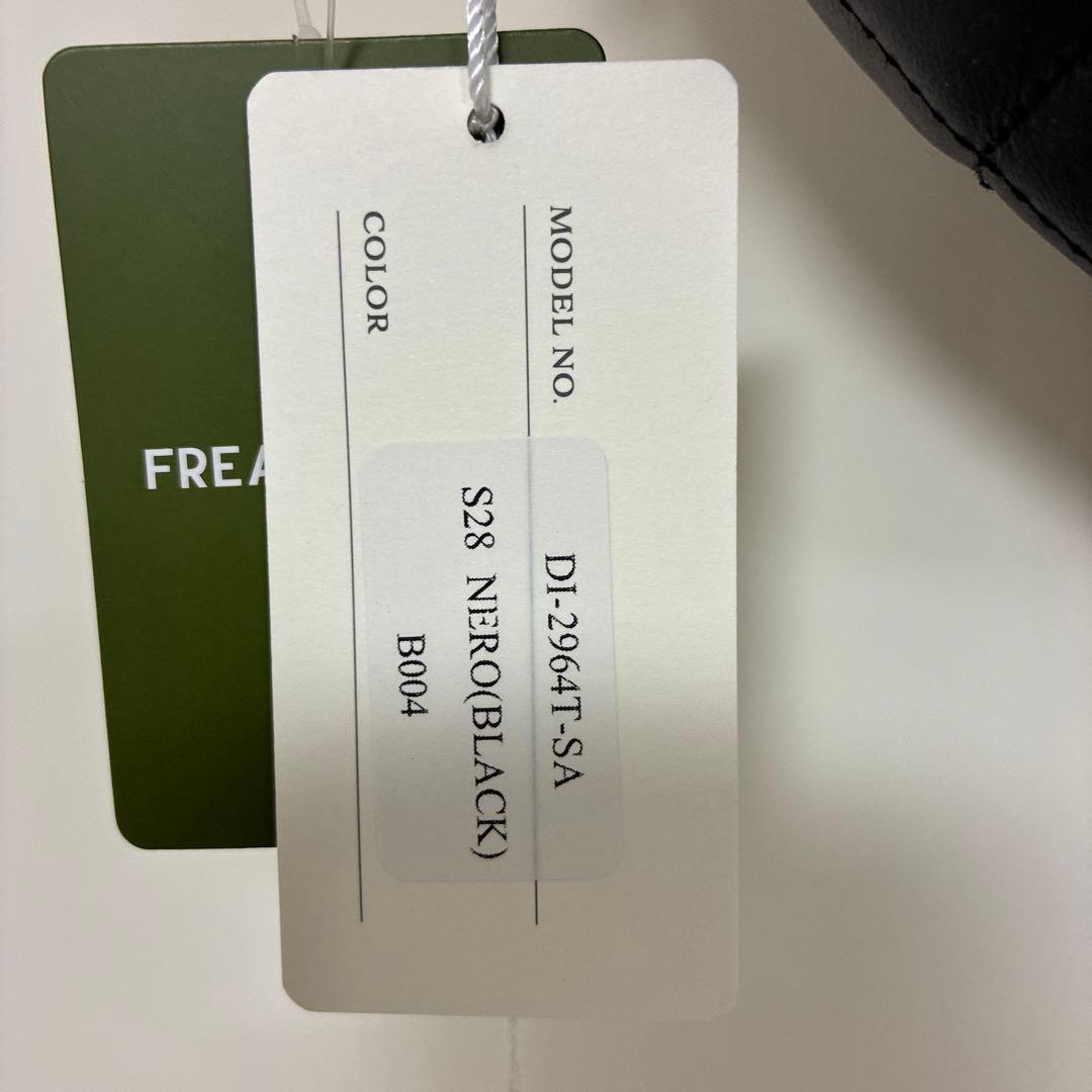 【新品】AULENTTI オウレンティ レザーキルティングボディバッグ黒ブラック