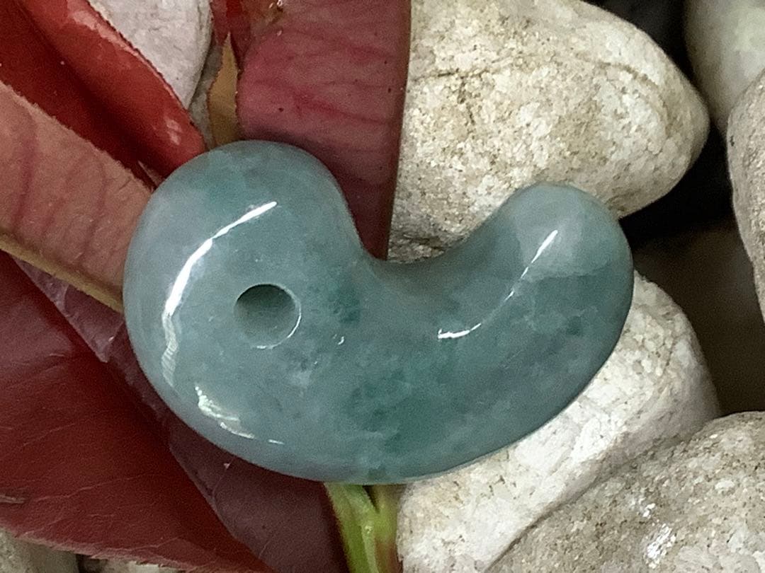 コン沢翡翠青緑抜群の透過　艶照り透過極上‼️糸魚川翡翠勾玉　最高峰の1点鑑別書付