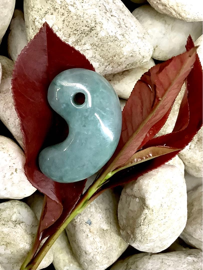 コン沢翡翠青緑抜群の透過　艶照り透過極上‼️糸魚川翡翠勾玉　最高峰の1点鑑別書付