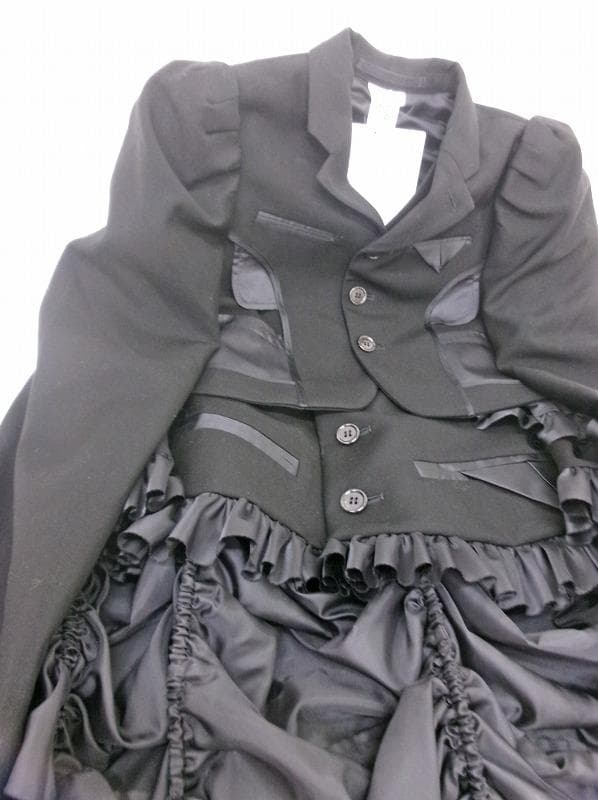 ノワール ケイ ニノミヤ コムデギャルソン ラッフルコート