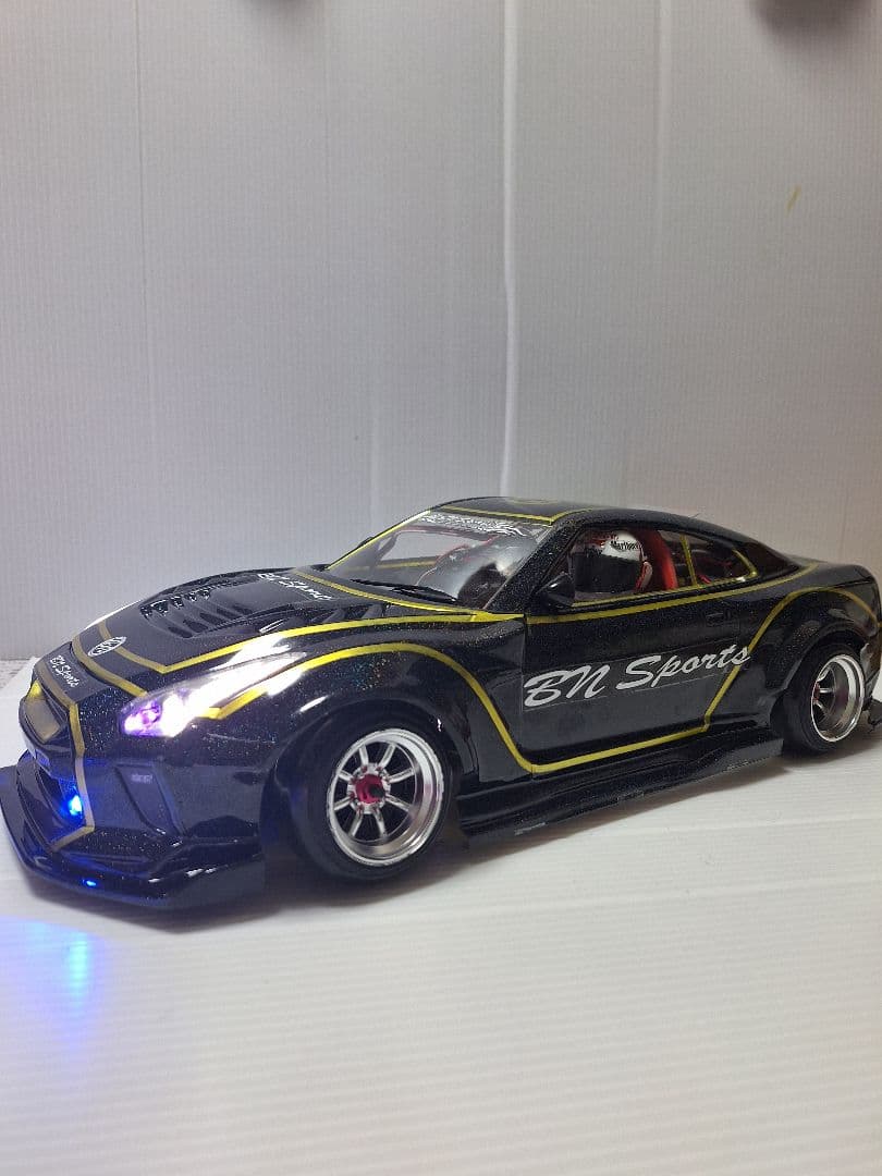 10分の1ラジコンボディ、スカイライン35GTR電飾付き❕