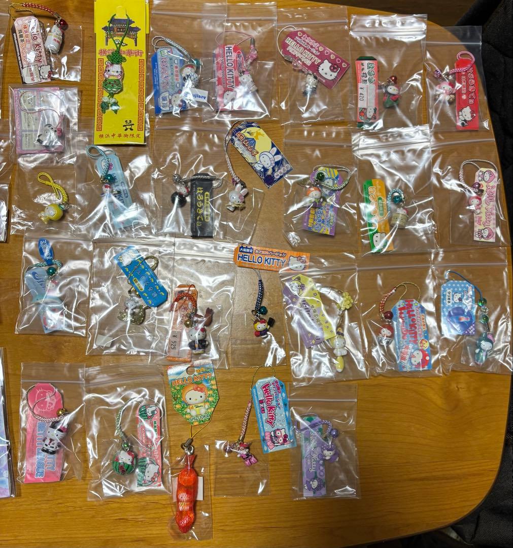 【まとめ売り】ハローキティご当地キティストラップ147個セット+本+おまけ複数