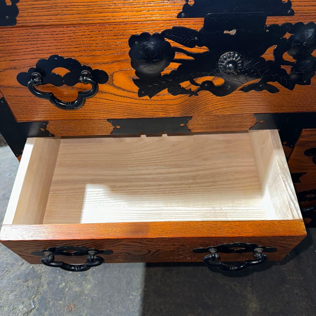 O*A様 伝統的な日本の木製箪笥